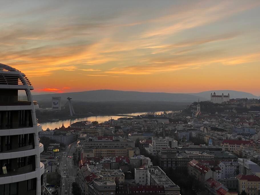 Skypark Luxury Apartment With Skyline View & Free Parking Братислава Экстерьер фото