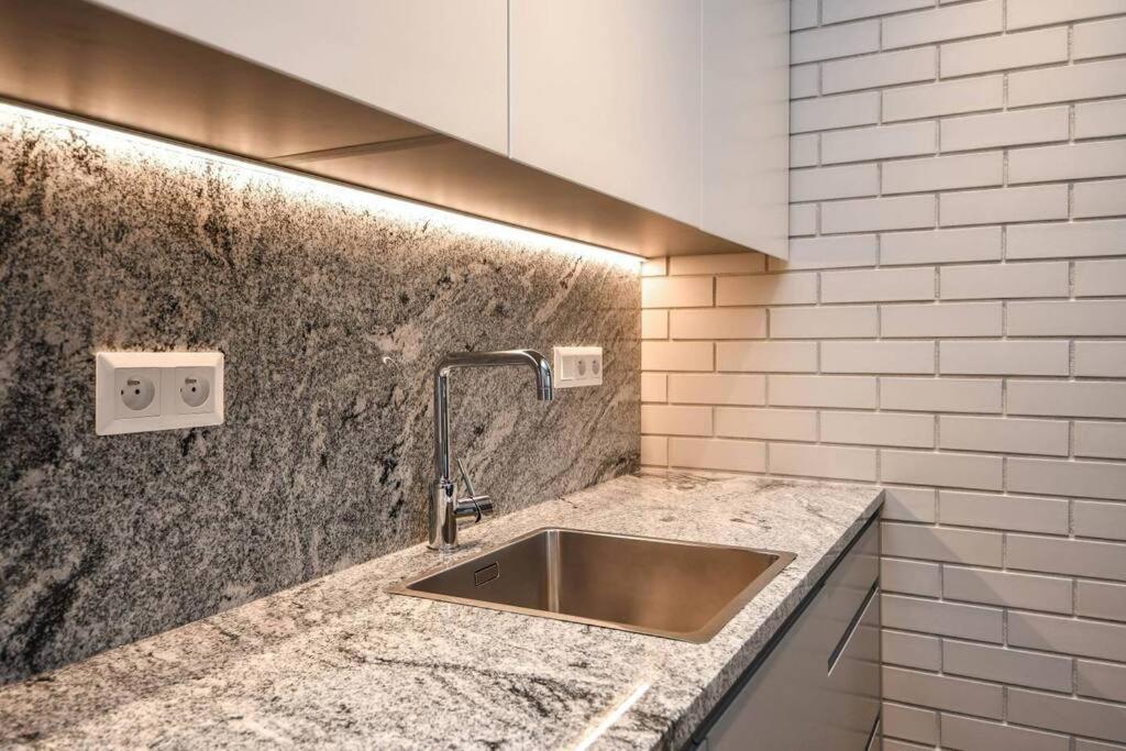Skypark Luxury Apartment With Skyline View & Free Parking Братислава Экстерьер фото